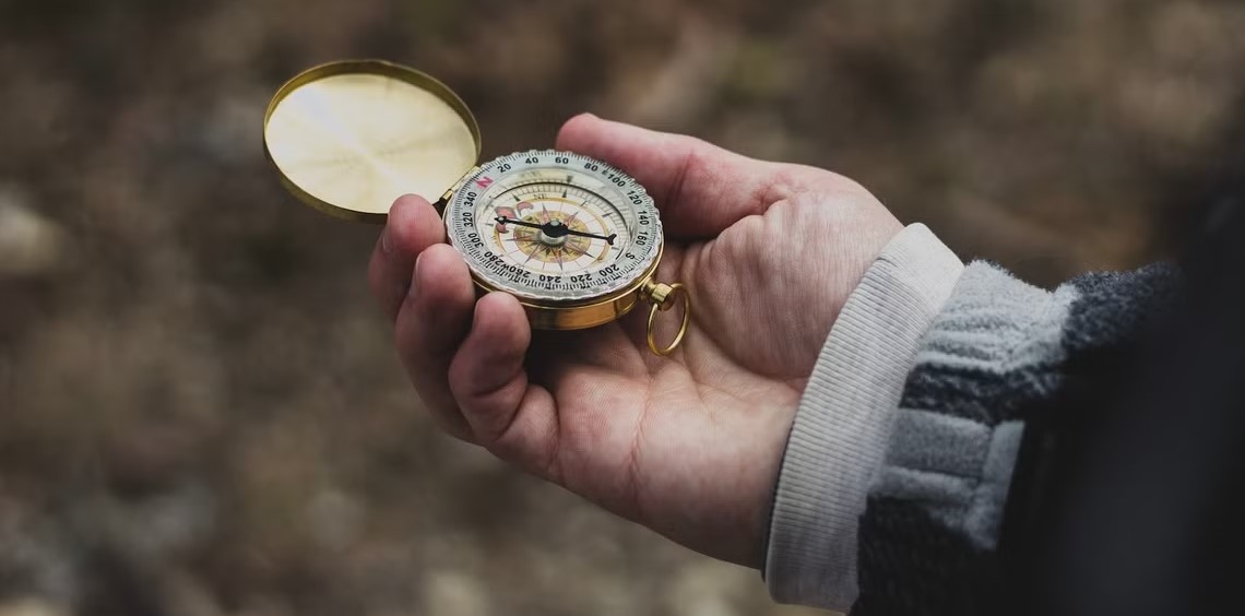 Sử dụng la bàn ngoài trời (Ảnh: Internet)