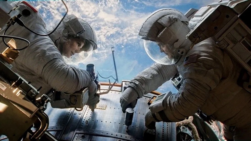 Điểm đáng khen lớn nhất của Gravity là cách phim đi ngược dòng những khuôn mẫu thường thấy trong phim không gian(Ảnh: Internet)