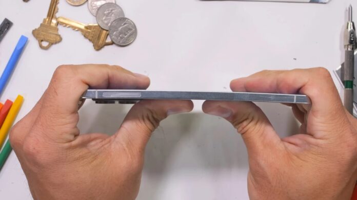 Thử nghiệm bẻ cong điện thoại Galaxy S25 Edge (Ảnh: Internet) Thử nghiệm bẻ cong điện thoại Galaxy S25 Edge (Ảnh: Internet)