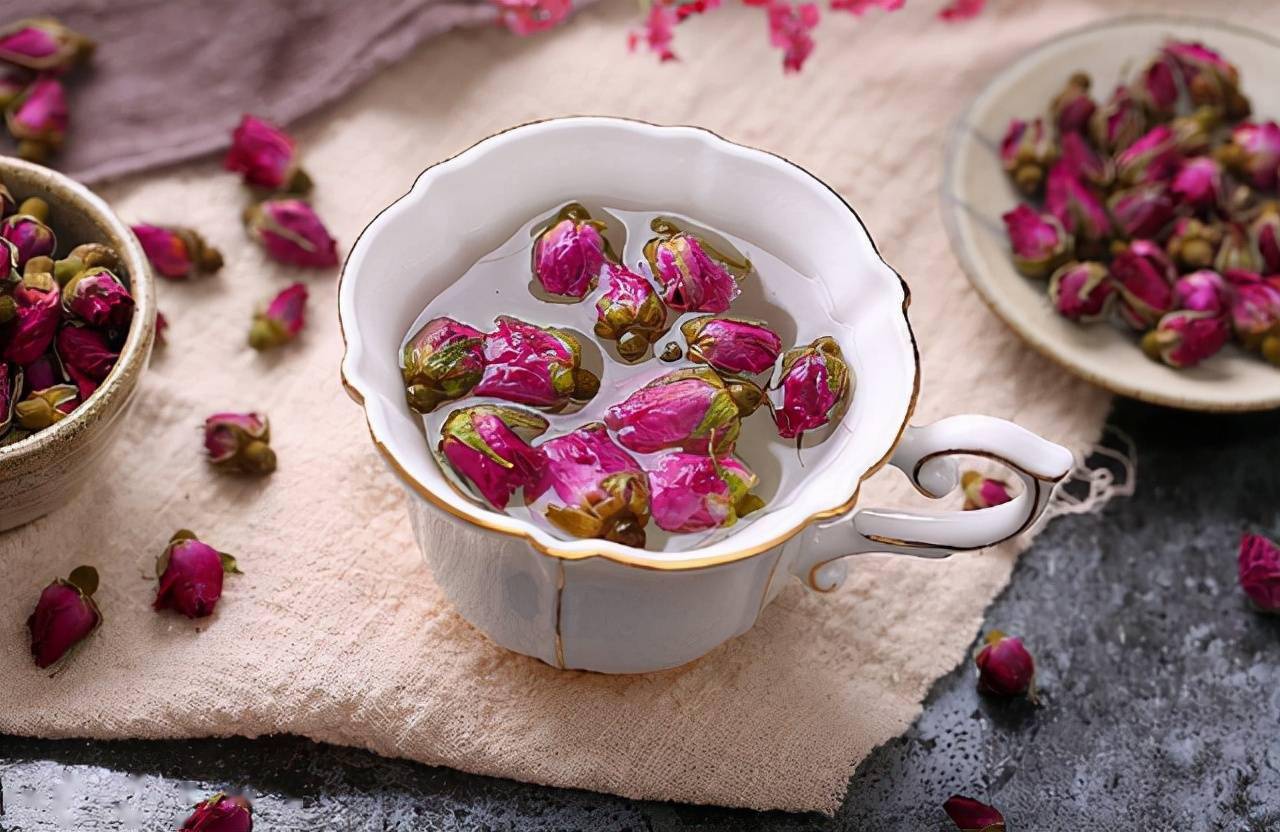 Trà hoa hồng và mật ong