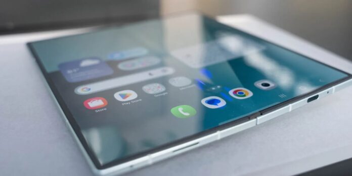 Galaxy Z Fold 7 nằm phẳng trên bàn cho thấy nếp gấp trên màn hình (Ảnh: Internet)