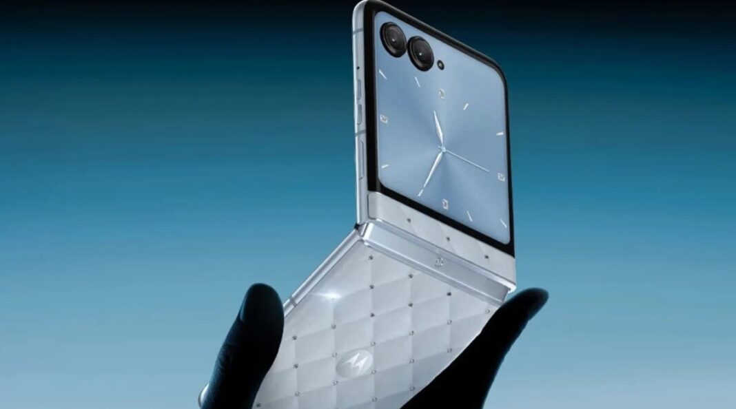 Hình ảnh dự đoán điện thoại Motorola Razr 2025 phiên bản Swarovski (Ảnh: YTECHB) Hình ảnh dự đoán điện thoại Motorola Razr 2025 phiên bản Swarovski (Ảnh: YTECHB)