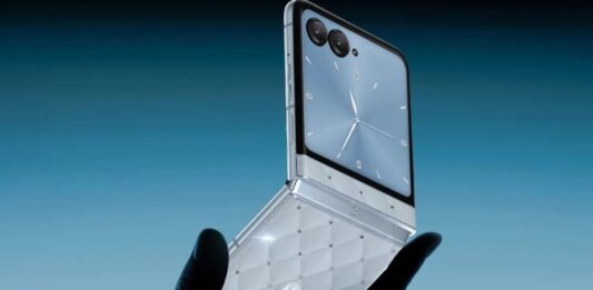Hình ảnh dự đoán điện thoại Motorola Razr 2025 phiên bản Swarovski (Ảnh: YTECHB)