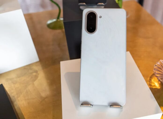 Điện thoại OnePlus Nord CE5 phiên bản màu Marble Mist (Ảnh: Internet)