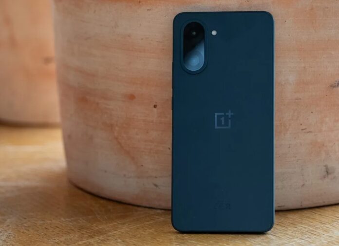 Điện thoại OnePlus Nord CE5 phiên bản màu đen (Ảnh: Internet)