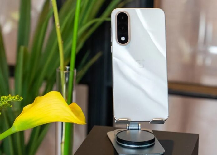 Điện thoại OnePlus Nord 5 phiên bản màu Marble White (Ảnh: Internet)