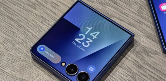 Galaxy Z Flip 7 hiển thị màn hình ngoài và biểu tượng Now Brief (Ảnh: Internet)