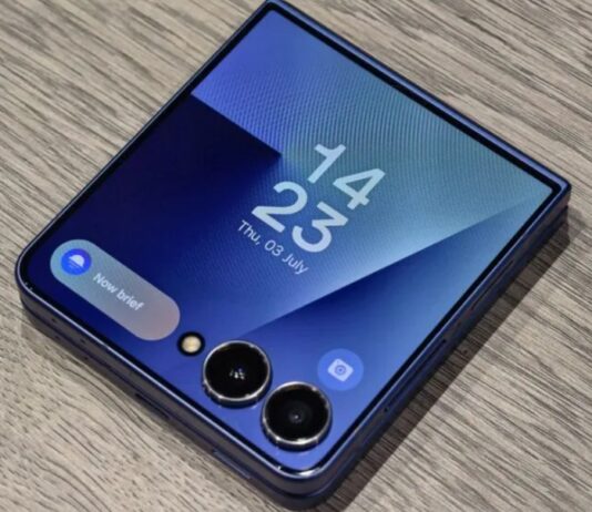 Galaxy Z Flip 7 hiển thị màn hình ngoài và biểu tượng Now Brief (Ảnh: Internet)