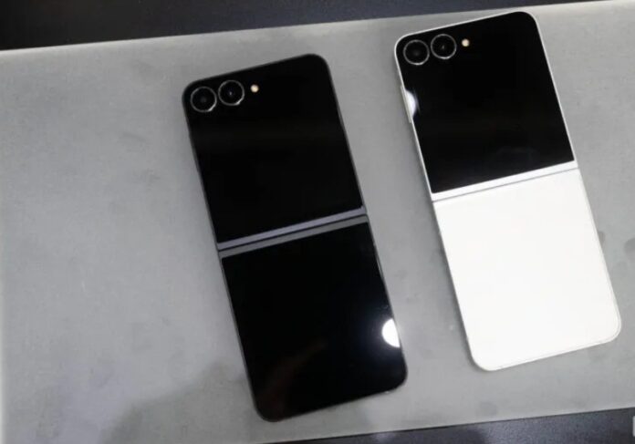 Điện thoại Galaxy Z Flip 7 FE với hai màu Đen và Trắng đã chính thức ra mắt (Ảnh: Internet)
