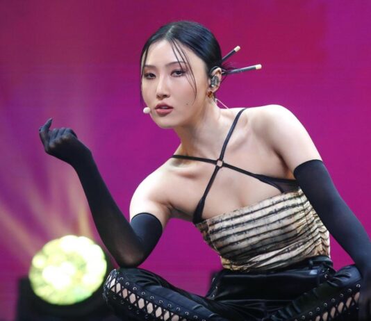 Hwa Sa hé lộ từng trải qua cơn hoảng loạn và tổn thương gia đình sau bê bối phản cảm Dù nổi bật với hình ảnh gợi cảm, nổi loạn và tự tin trên sân khấu, Hwa Sa ngoài đời lại nhiều lần thừa nhận mình là người nhạy cảm và thường tự chất vấn bản thân. Cô từng chia sẻ rằng việc trở thành tâm điểm chú ý sớm khiến cô chịu áp lực tinh thần liên tục từ khi còn rất trẻ (Ảnh: Internet)