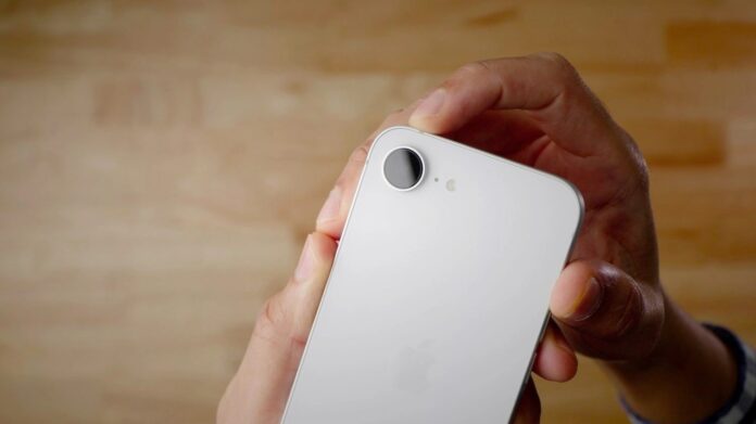 iPhone 17e có nhiều thay đổi về thiết kế so với thế hệ trước, vẫn giữ kiểu dáng đẹp và thân thiện với người dùng (Ảnh: Internet) iPhone 17e có nhiều thay đổi về thiết kế so với thế hệ trước, vẫn giữ kiểu dáng đẹp và thân thiện với người dùng (Ảnh: Internet)