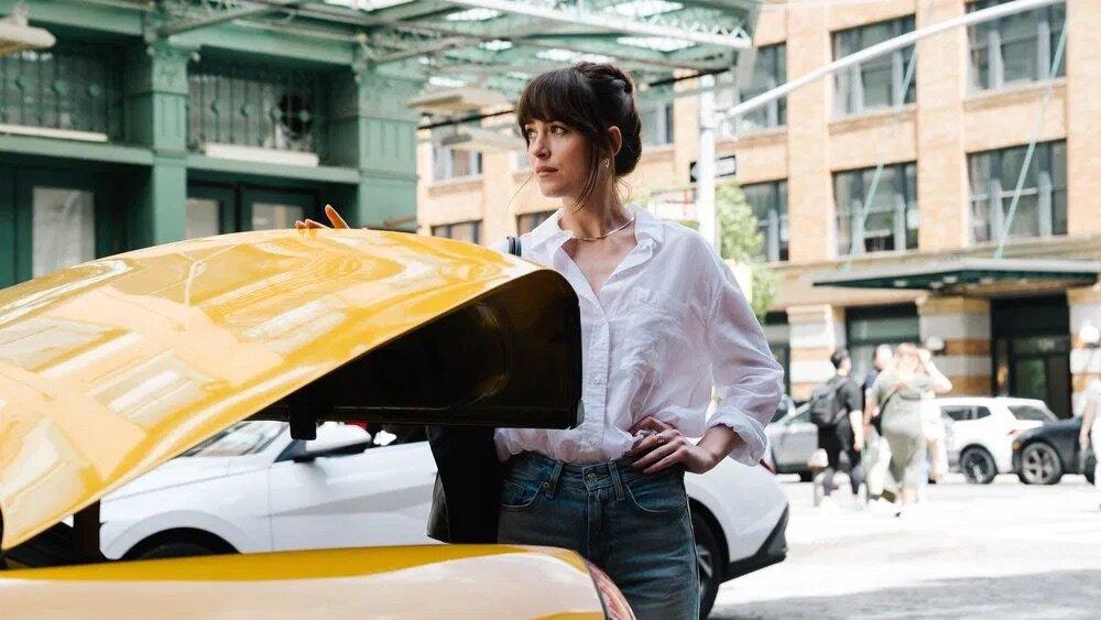 Lucy, một bà mối thành đạt chuyên ghép đôi cho giới thượng lưu New York, tin rằng kết hôn vì tiền là lựa chọn thực tế nhất.(Ảnh: Internet)