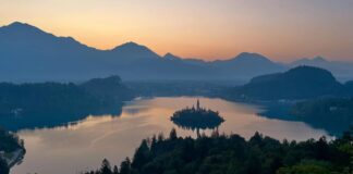 Mặt hồ mơ màng như trang sách cổ (cre ảnh : IG @sunrisesetter)