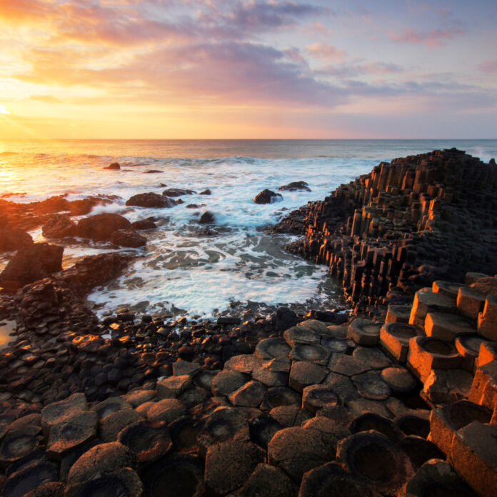 Hàng chục cột đá xếp liền nhau (cre ảnh : IG : @wild_rover_tours)