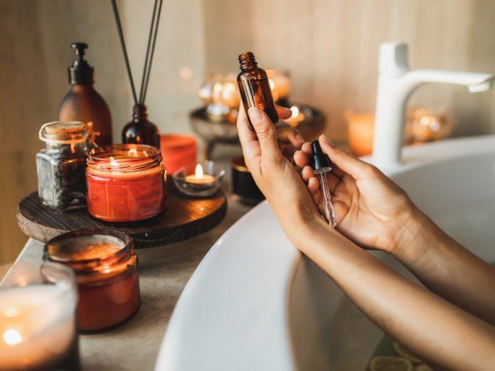 Cách sử dụng tinh dầu tuyết tùng (Ảnh: Internet)