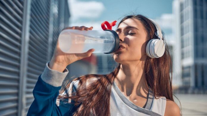 Sau khi vận động, hãy bổ sung một ít muối qua thức ăn hoặc dùng đồ uống điện giải nếu cần