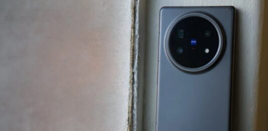 Điện thoại vivo X Fold 5 gập lại hiển thị camera (Ảnh: Internet)