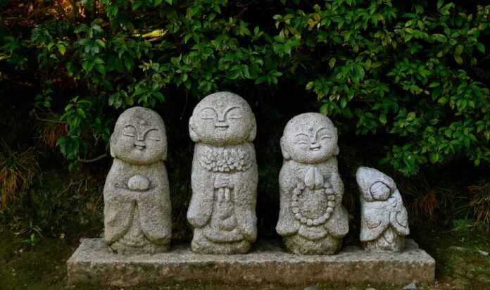 Nếu muốn khu vườn mang đậm dấu ấn cá nhân, những tác phẩm điêu khắc đá sẽ là lựa chọn hoàn hảo