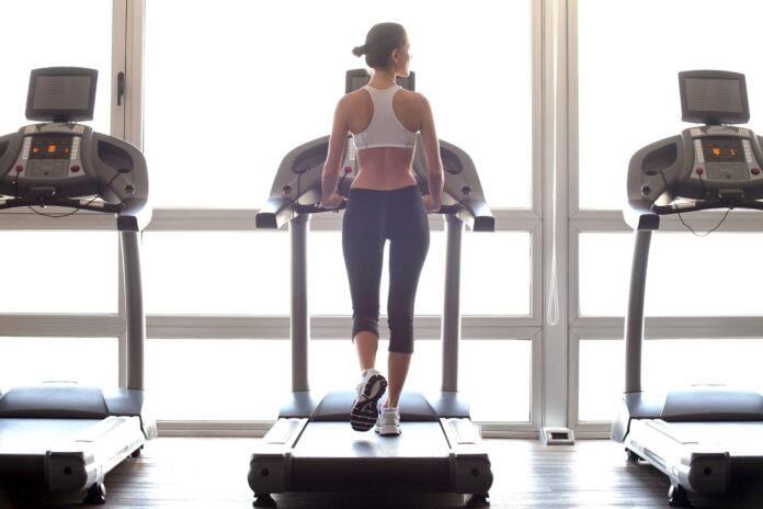 Đi bộ buổi buổi trưa hoặc buổi chiều