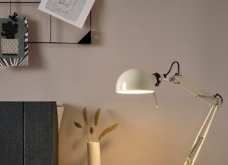 Thêm đèn bàn để tăng ánh sáng