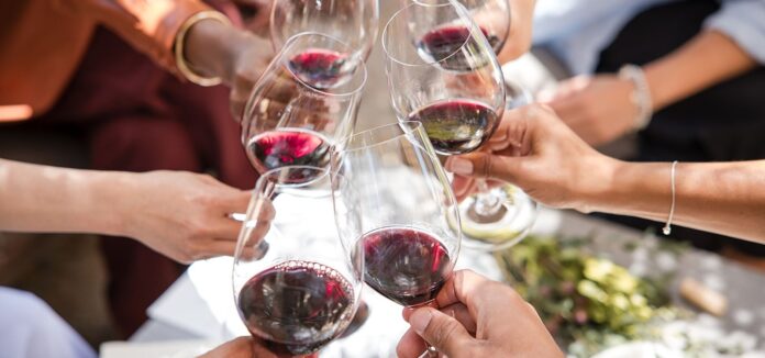 Những rủi ro và lưu ý khi uống rượu vang đỏ