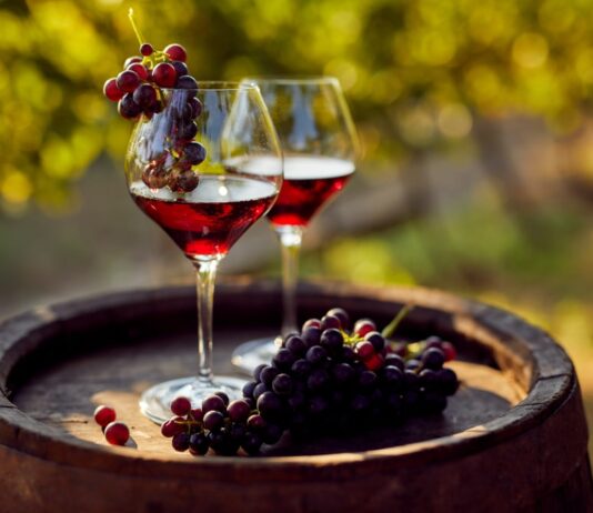 Lợi ích sức khỏe của rượu vang đỏ: Những điều bạn nên biết Lợi ích sức khỏe của rượu vang đỏ