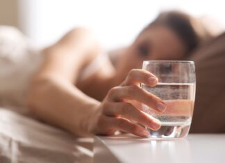 Uống nước ngay khi thức dậy: Thói quen nhỏ, lợi ích lớn cho sức khỏe Uống nhiều nước giúp tăng cường trao đổi chất