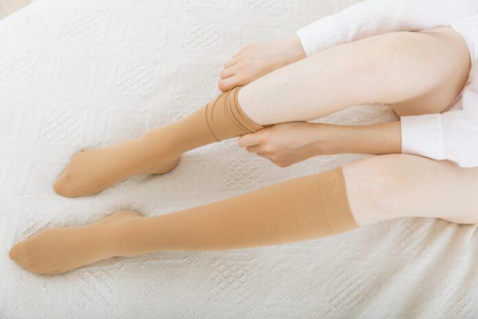 Vớ nén giúp giảm sưng, hạn chế cảm giác nặng nề ở chân và hỗ trợ lưu thông máu hiệu quả hơn