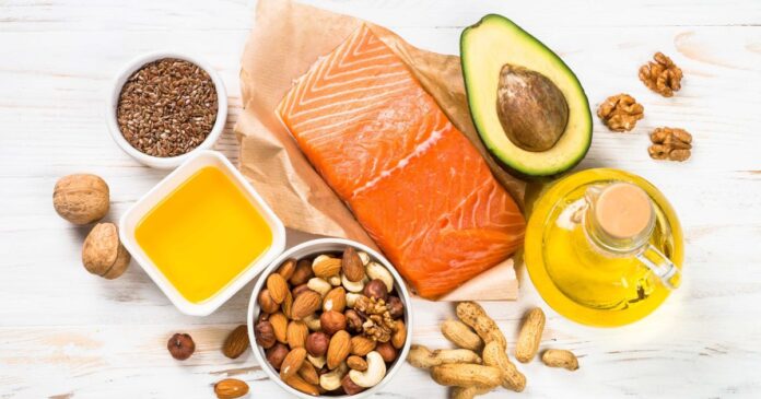 Bạn có thể dễ dàng bổ sung axit oleic qua các thực phẩm như dầu ô liu, dầu hạt cải, dầu cây rum, dầu hướng dương, đậu phộng, hạnh nhân, bơ đậu phộng, bơ hạnh nhân, quả bơ, hạt hướng dương,...