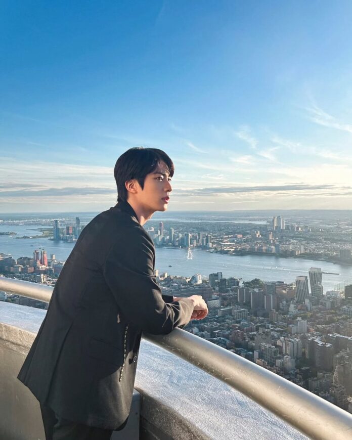 Jin tốt nghiệp ngành diễn xuất, và từng được phát hiện bởi nhân viên tuyển chọn khi đang đi bộ gần trường đại học – một khởi đầu như trong phim, đúng chất nam chính (Ảnh: Internet)