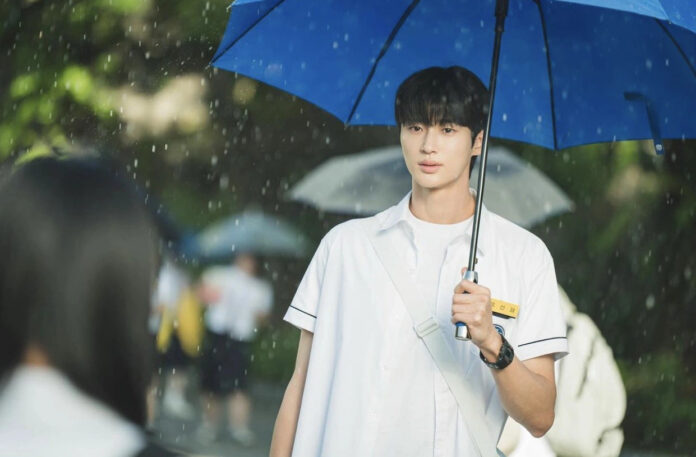 Sau vai nam chính Sun Jae trong "Lovely Runner", Byeon Woo Seok đã bùng nổ danh tiếng quốc tế nhờ hình ảnh “crush quốc dân” chuẩn ngôn tình và diễn xuất đầy cảm xúc (Ảnh: Internet)