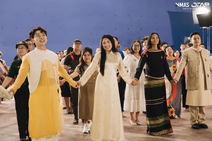 đại cảnh quy tụ hơn 100 gương mặt Việt