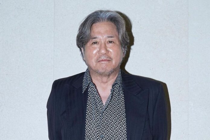 Sự trở lại của Choi Min Sik trong một phim mang màu sắc nhẹ nhàng, hài hước và nhân văn là lựa chọn đầy bất ngờ. Bởi ông vốn quen thuộc với các vai diễn nặng ký, gai góc – cho thấy khả năng linh hoạt và chiều sâu diễn xuất của ông (Ảnh: Internet)