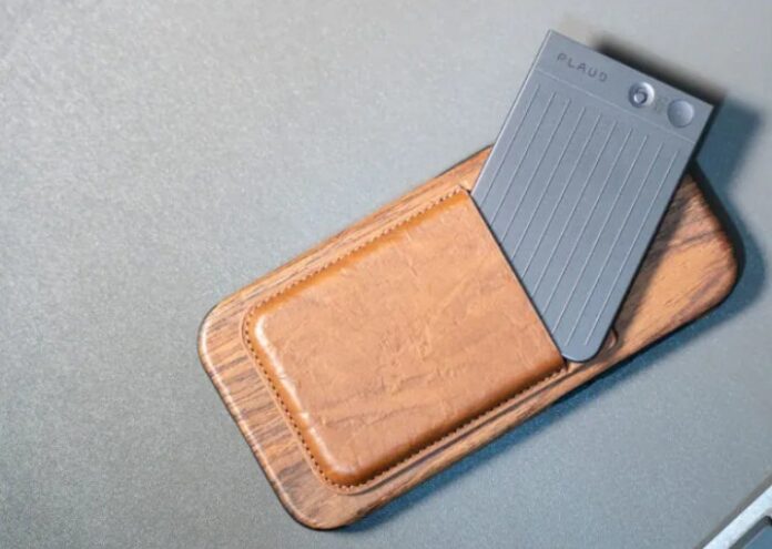 PLAUD NOTE trong ốp lưng điện thoại (Ảnh: Internet) PLAUD NOTE trong ốp lưng điện thoại (Ảnh: Internet)