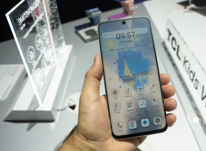 Điện thoại TCL NXTPAPER 60 Ultra chuyển sang chế độ full color (Ảnh: Internet) Điện thoại TCL NXTPAPER 60 Ultra chuyển sang chế độ full color (Ảnh: Internet)