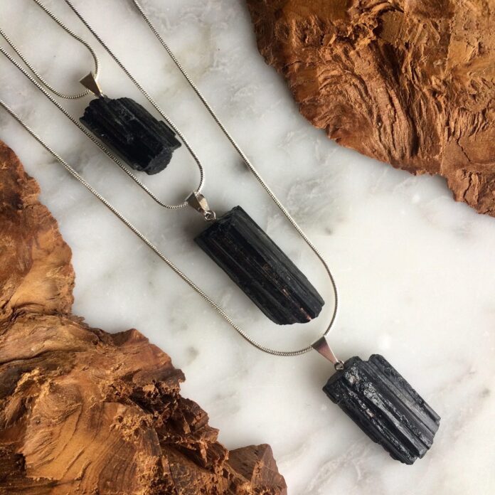 Đá Tourmaline đen: Lá chắn tối thượng