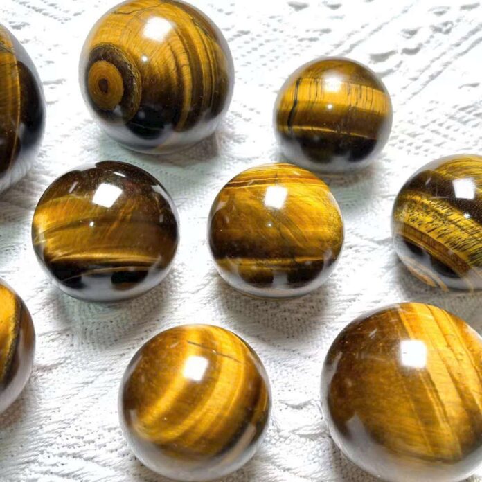 Hiệu ứng mắt mèo của đá mắt hổ tạo ra hiệu ứng thị giác độc đáo, giống như mắt mèo