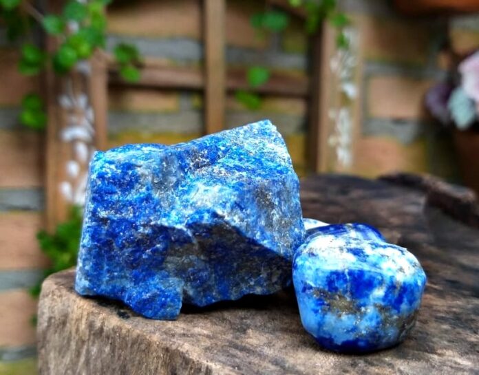 Lapis lazuli là một loại đá màu xanh lam đậm nổi bật, thường được điểm xuyết sắc vàng và trắng