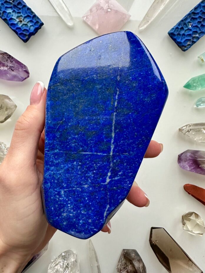 Đá Lapis Lazuli tăng cường khả năng giao tiếp, trực giác và phát triển tâm linh.
