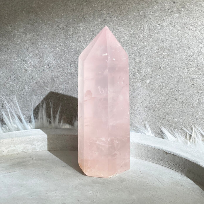 Thạch anh hồng nhạt thường được dùng để thu hút sự lãng mạn và tạo ra tình yêu bản thân.