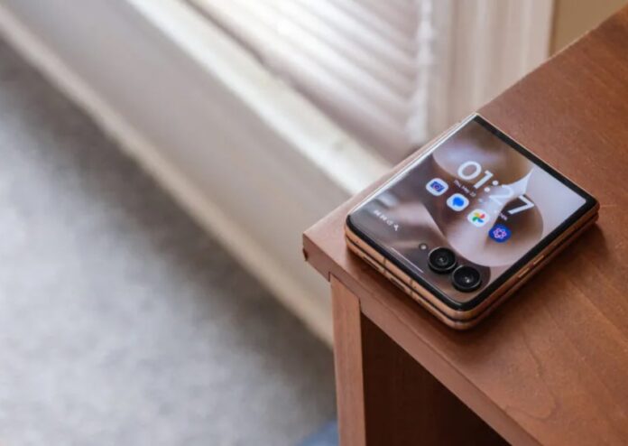 Điện thoại Motorola Razr Ultra (Ảnh: Internet) Điện thoại Motorola Razr Ultra (Ảnh: Internet)