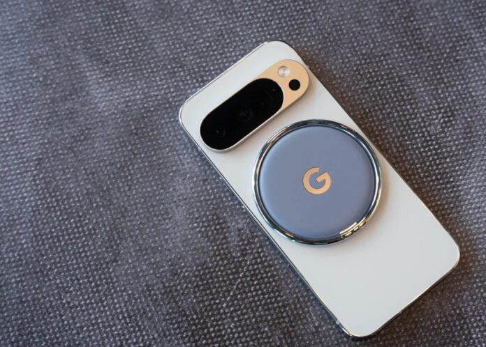 Chân đế vòng Pixelsnap gắn vào điện thoại Pixel (Ảnh: Internet)