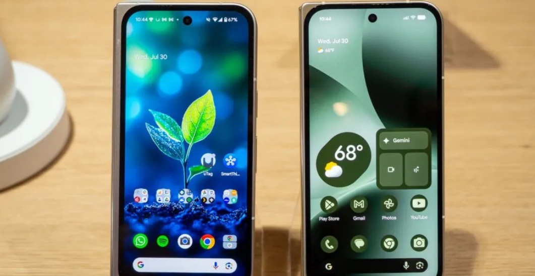 Điện thoại Pixel 10 Pro Fold màu Moonstone so với Pixel 9 Pro Fold màu sứ (Ảnh: Internet)