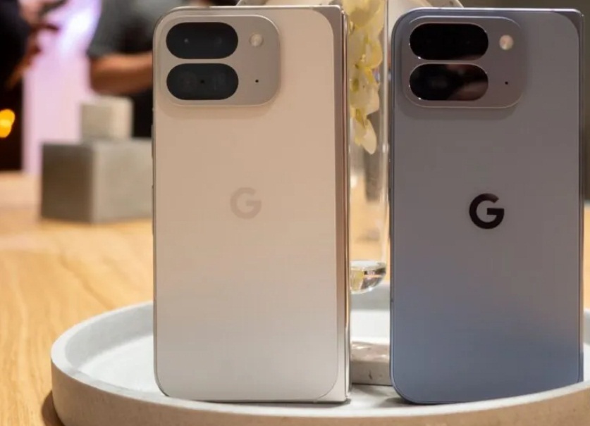 Điện thoại Pixel 10 Pro Fold màu Moonstone so với Pixel 9 Pro Fold màu Porcelain (Ảnh: Internet)