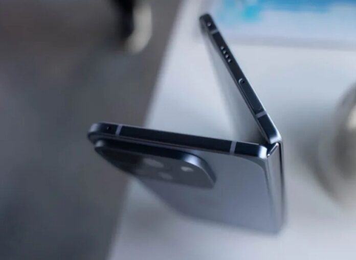 Pixel 10 Pro Fold mở một phần nhìn từ trên xuống, tập trung vào bản lề (Ảnh: Internet)