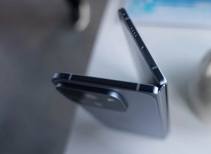 Pixel 10 Pro Fold mở một phần nhìn từ trên xuống, tập trung vào bản lề (Ảnh: Internet)