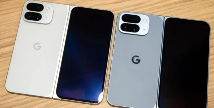 Điện thoại Pixel 10 Pro Fold màu Moonstone so với Pixel 9 Pro Fold màu sứ khi mở ra hoàn toàn (Ảnh: Internet)