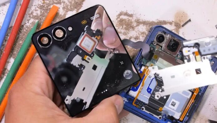 Thử nghiệm tháo rời điện thoại Galaxy Z Flip 7 (Ảnh: Internet)