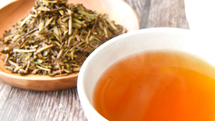 Hojicha thường được phục vụ sau bữa ăn tối hoặc trước khi đi ngủ (Ảnh: Internet)