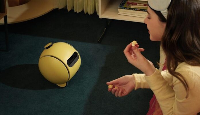 Một người phụ nữ đang nói chuyện với robot Samsung Ballie màu vàng (Ảnh: Internet) Một người phụ nữ đang nói chuyện với robot Samsung Ballie màu vàng (Ảnh: Internet)